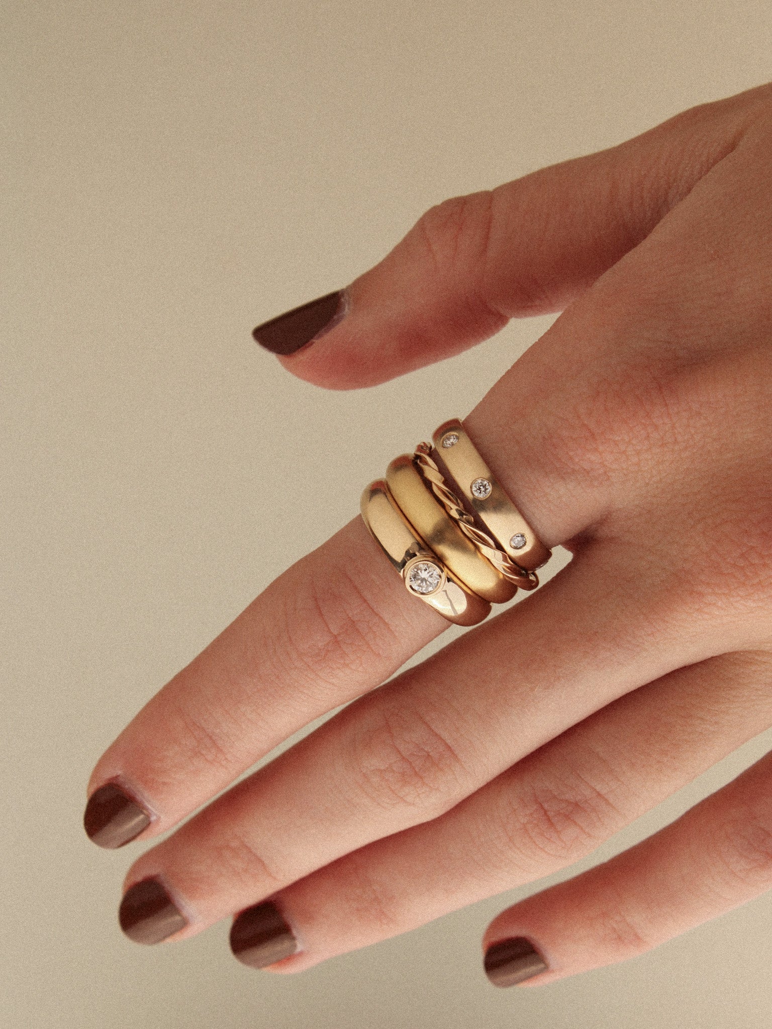 Oval Band with 8 Diamonds