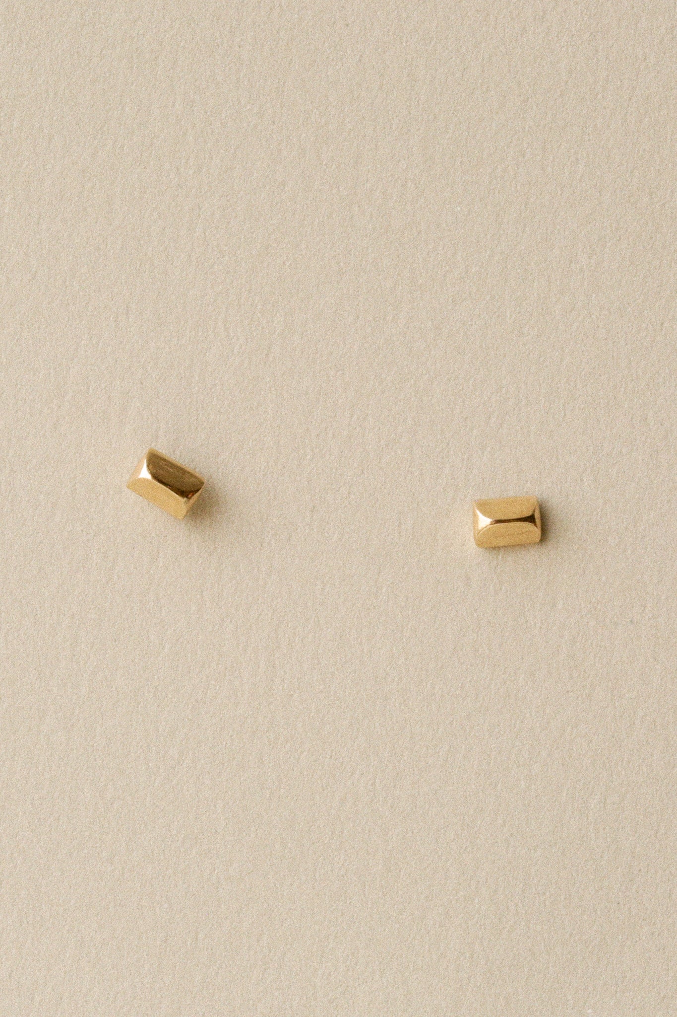 Giza Studs