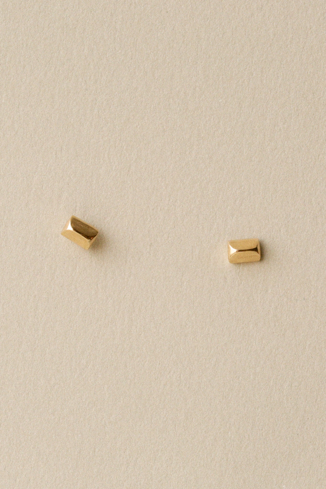 Giza Studs