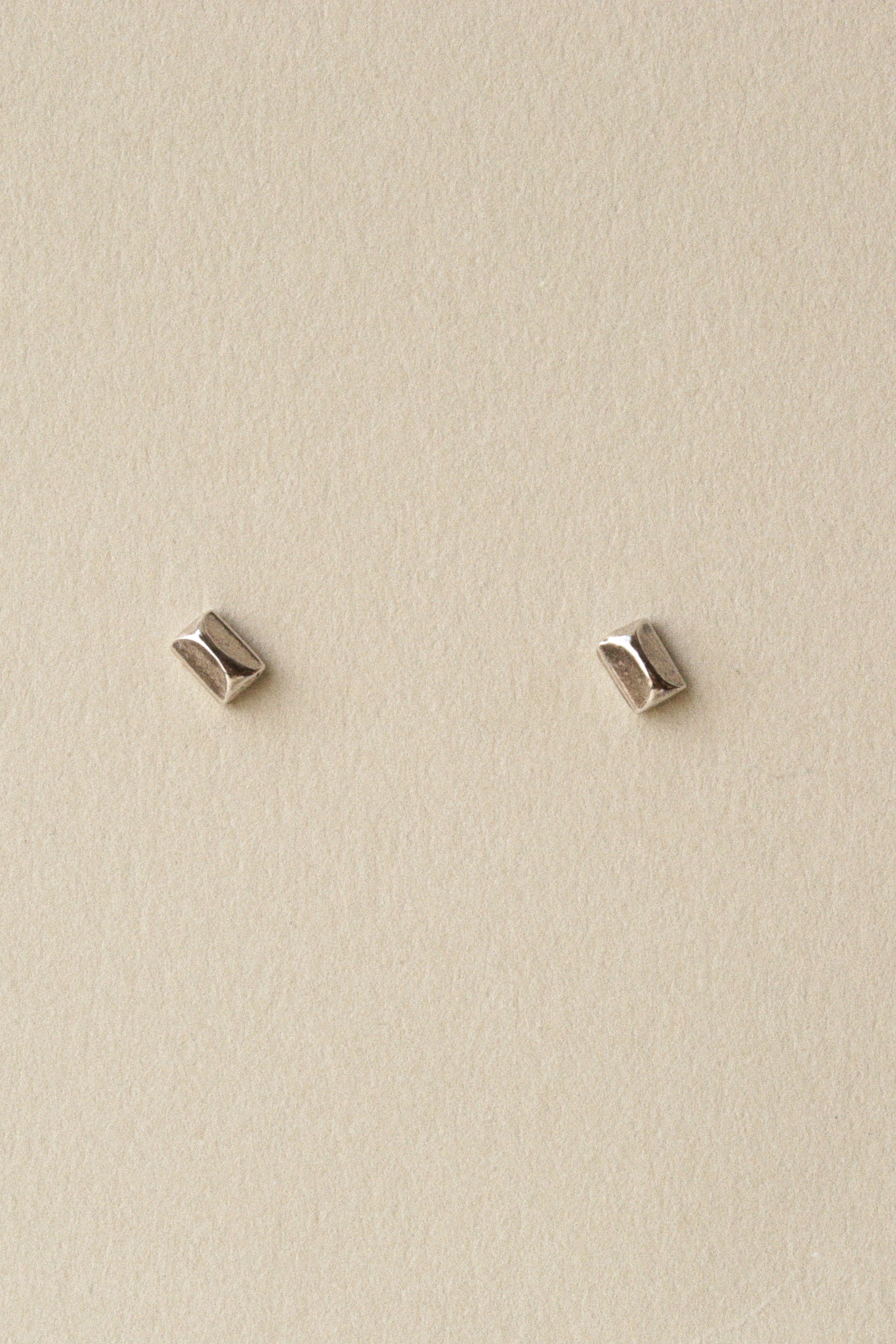 Giza Studs