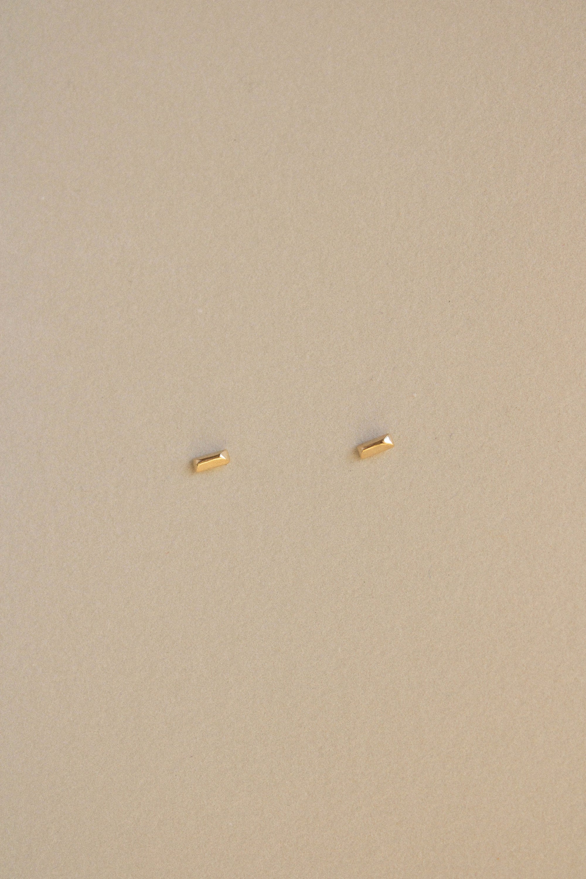 Giza Studs