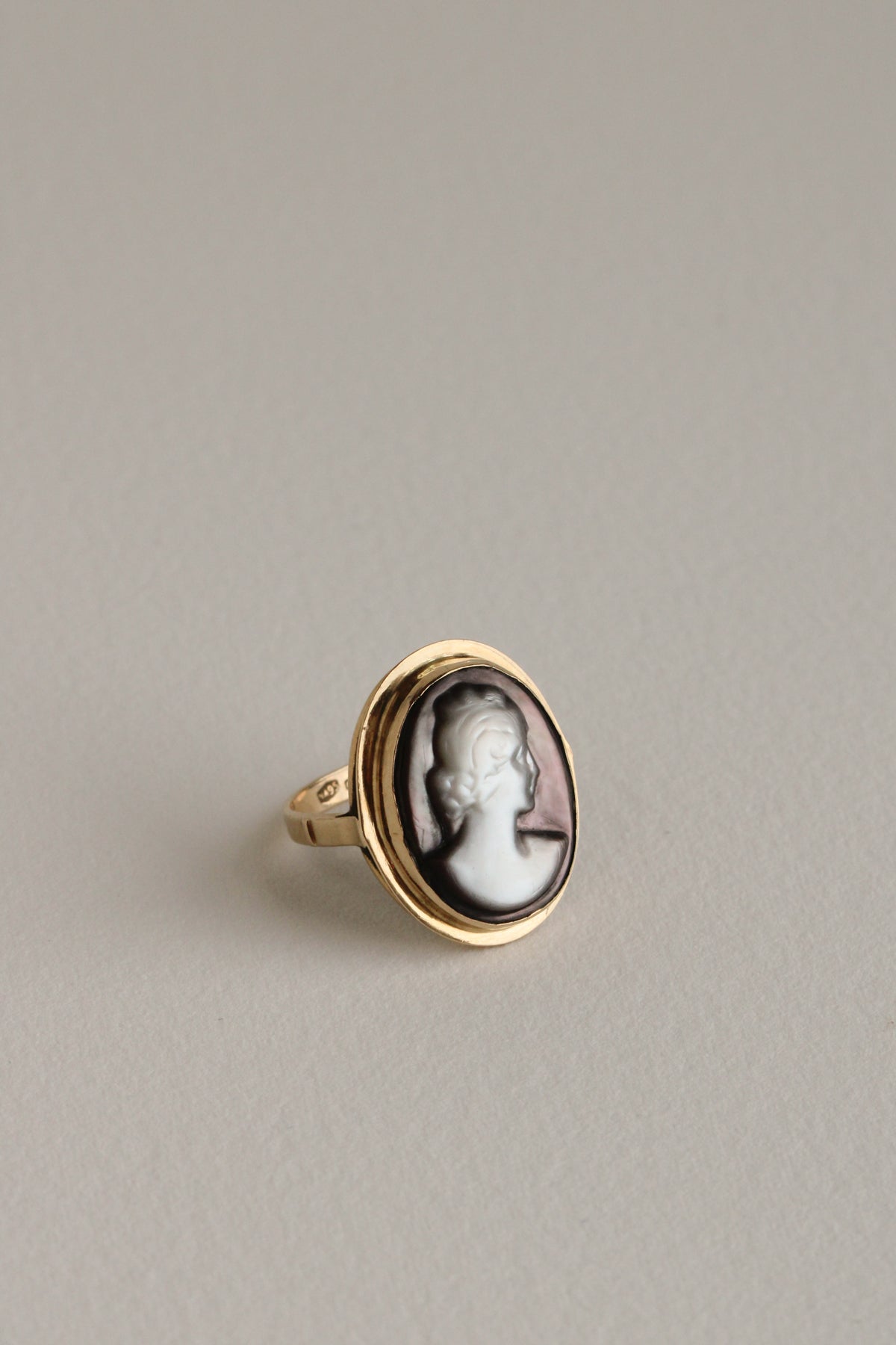 14k Mother of Pearl Cameo Ring