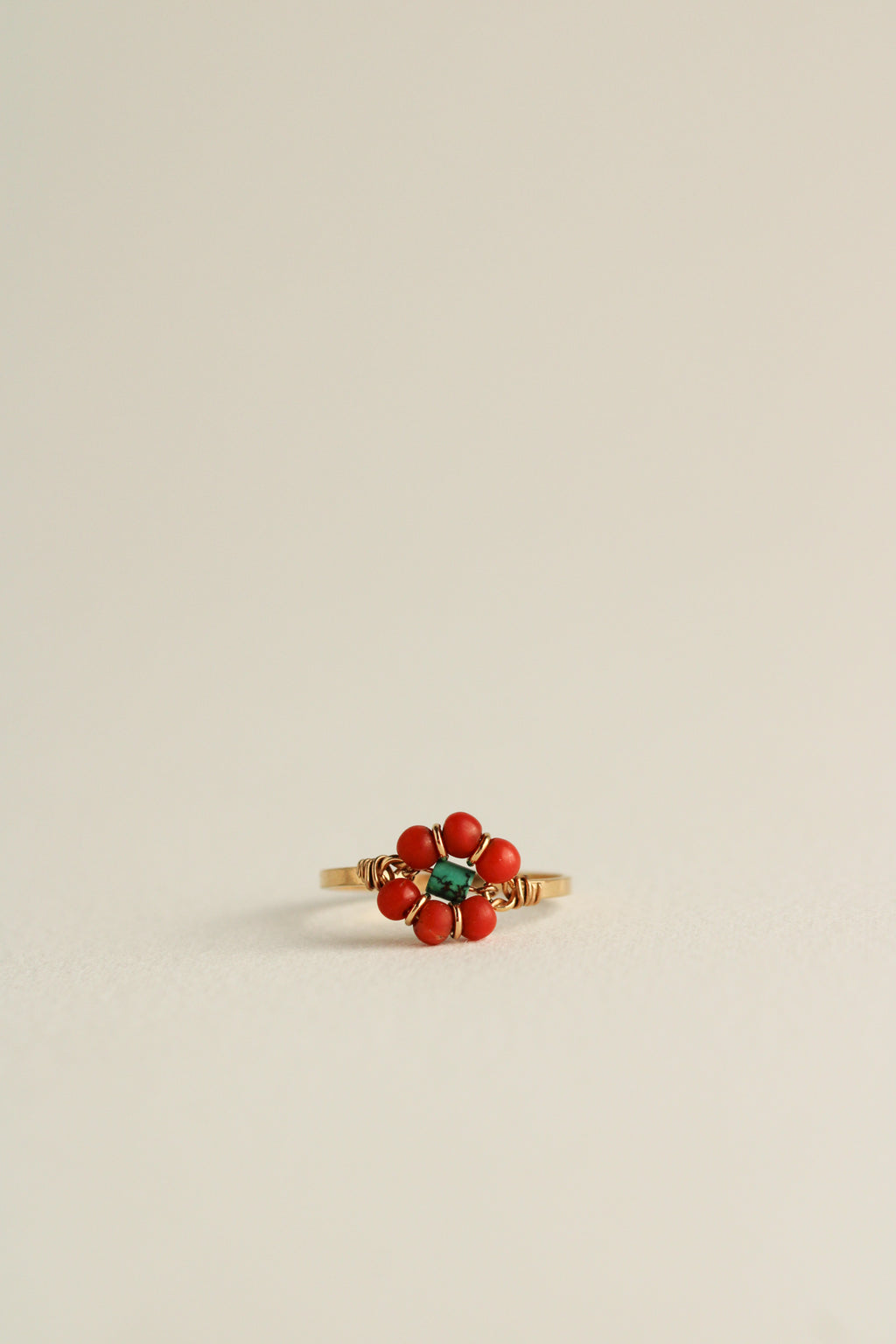 18k Stone Flower Ring