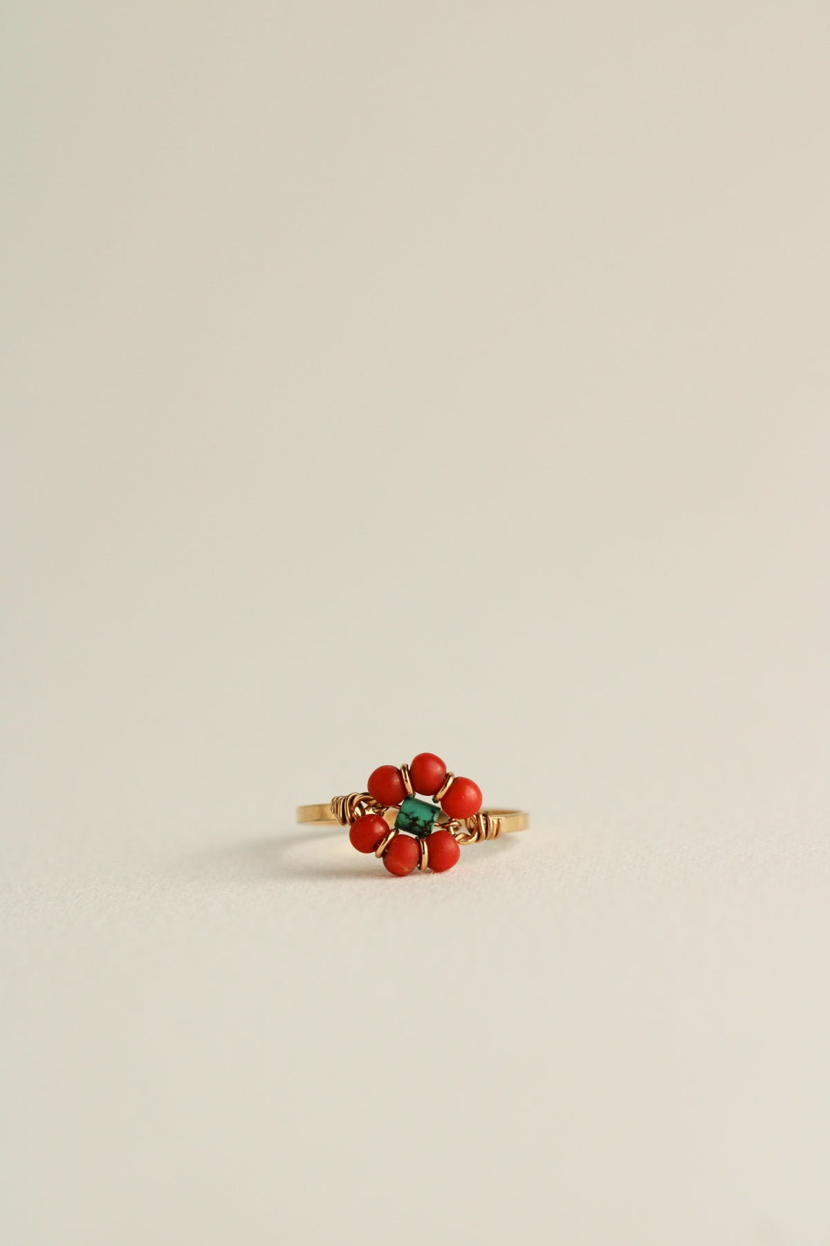 18k Stone Flower Ring