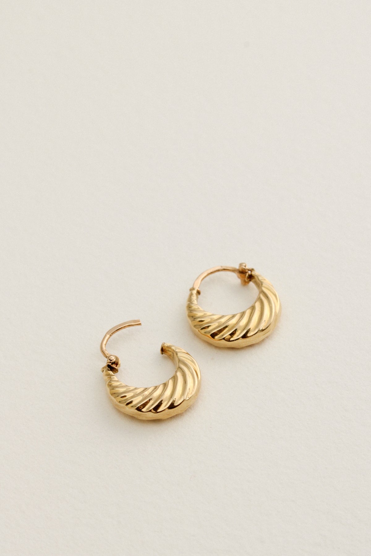 18k Croissant Huggies