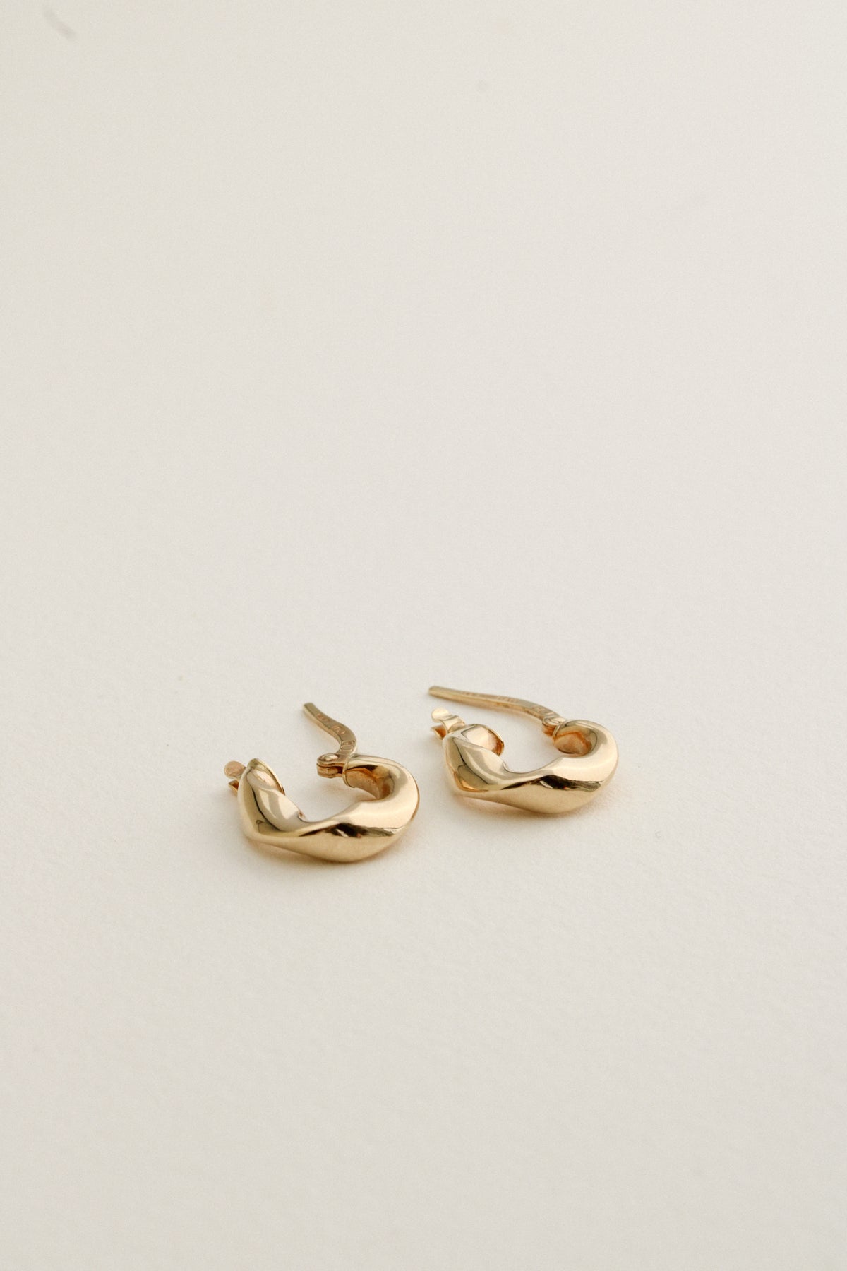 14k Oval Twist Clicker Hoops